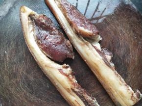 腊肉要先用火烧一下那层皮，然后再刮干净，切成薄片。