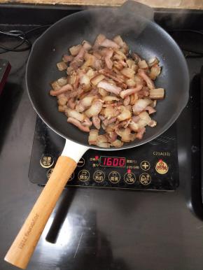 另起锅，放入腊肉。
