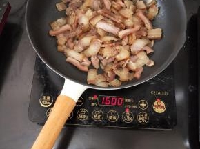 另起锅，放入腊肉。