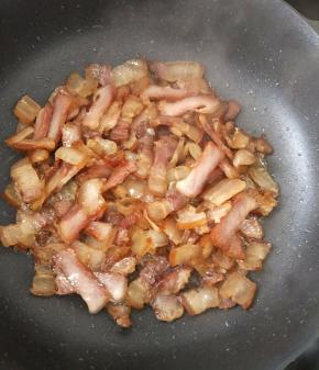 小火炒至肥肉出油，然后倒掉多余的猪油。（炒的过程会有很多油，所以需要倒掉一些）