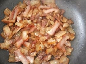 小火炒至肥肉出油，然后倒掉多余的猪油。（炒的过程会有很多油，所以需要倒掉一些）