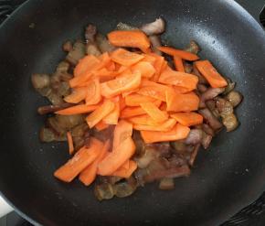 然后倒入胡萝卜，翻炒片刻。