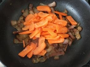 然后倒入胡萝卜，翻炒片刻。