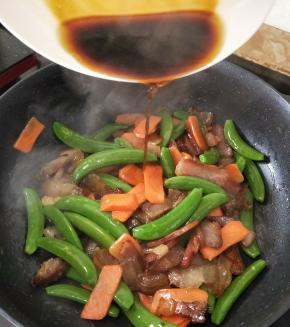 最后倒入少许料酒和酱油，翻炒片刻即可出锅。