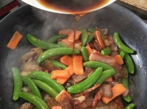 最后倒入少许料酒和酱油，翻炒片刻即可出锅。