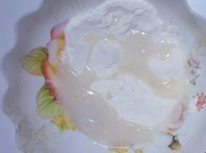 倒入面粉中