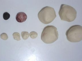 把面团分出:1个2克与奥利奥饼干碎沫混合揉搓均匀(金鱼眼睛)，太干可加适量清水。
1个5克与红曲米粉混合揉搓成团，不均匀更好噢，均匀也可。
4个1.5克的小面团(金鱼眼睛面团)。
4个32克左右的大面团用来制作金鱼主体。(因面粉干湿度不同，用水量不同，所以把剩余分成4等份即可，不一定是32克噢)