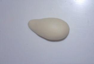 把金鱼主体面团搓成水滴状