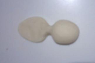 在尖端三分之一处捏细，尖端按扁