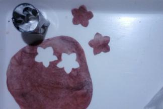 把红曲米粉面团擀成厚度为1mm左右的薄饼，用模具刻出花形，没有模具的也可以切成4边形或者多边形