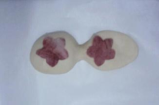 分别粘少量清水贴在金鱼身体和尾巴处