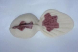 把金鱼背鳍部捏起，尾巴用刮刀刻出花纹