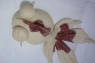 把金鱼眼睛主体面团粘在金鱼眼睛处