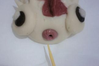 奥利奥面团粘在金鱼眼睛上，取一个绿豆粒大小的红曲米粉面搓圆，用牙签粘少量清水固定在金鱼嘴巴处