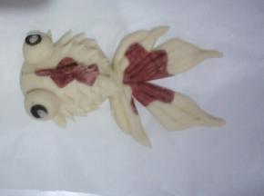 在金鱼背部剪出鱼鳞