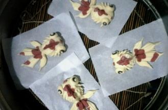 依次做好放入蒸屉，冷水下锅开小火5分钟后关火，发酵20分钟(时间仅作参考，具体发酵至面团略略变大，手指轻按面团慢慢回弹即可)，开大火，水开后再蒸15分钟左右，关火闷3分钟。