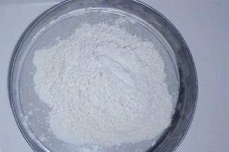 把低筋面粉和泡打粉混合均匀后过筛待用