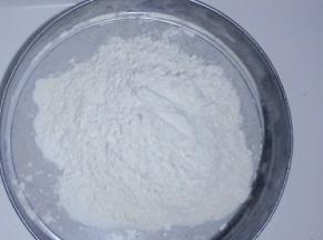 把低筋面粉和泡打粉混合均匀后过筛待用