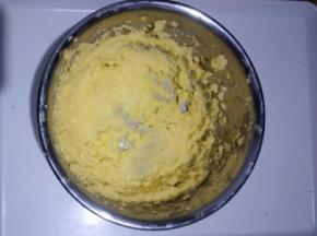 黄油加盐加糖用手持电动打蛋器低速打发至黄油体积是原来的两倍左右，微微发白。