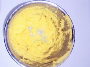 蛋黄蛋清分离，蛋清放入无水无油的盆中待用。分次把蛋黄加入黄油中搅拌均匀。