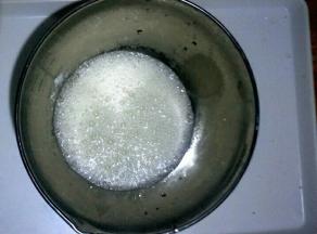 蛋清中加入柠檬汁，加入三分之一的糖，用手持电动打蛋器低速打发至蛋清呈鱼眼泡状态。(现在可以预热烤箱啦，上下火150度)