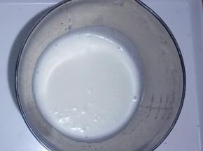 再加入三分之一的糖，同样低速打发至蛋白呈细腻小微泡状态