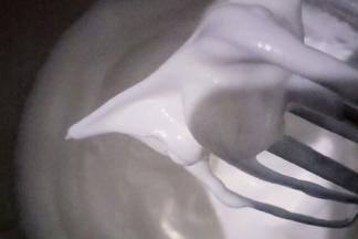 加入最后三分之一的糖，同样低速打发至打蛋器提起蛋白不易落下，呈大弯尖状态。