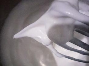 加入最后三分之一的糖，同样低速打发至打蛋器提起蛋白不易落下，呈大弯尖状态。