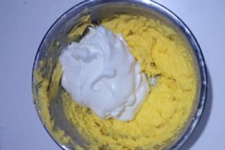 取二分之一蛋白加入黄油糊中翻拌均匀，不可画圈搅拌