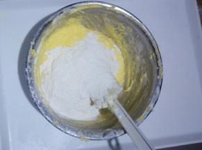 加入二分之一低筋面粉翻拌均匀