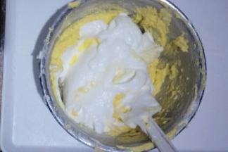 加入另外二分之一的蛋白翻拌均匀