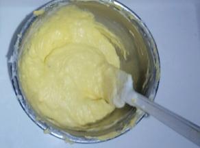 加入其余低筋翻拌均匀