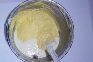 加入淡奶油和香草精翻拌均匀