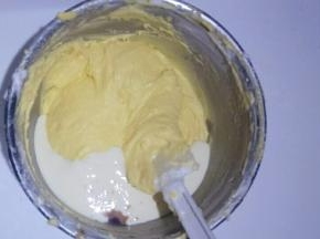 加入淡奶油和香草精翻拌均匀