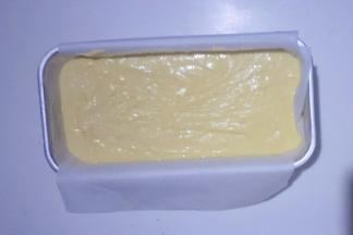 模具提前铺一层油纸，把蛋糕糊倒入模具中，刮平