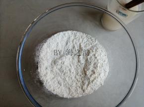 用温水溶解酵母和糖，如果你想馒头更香更有营养，可以加入5-10克的奶粉到面粉里