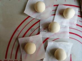 面团分出5个10克的小面团，揉圆后放在油纸上。12克面团加入草莓粉揉成粉色面团，17克面团加入红曲粉揉成红色面团，10克面团加入南瓜粉揉成黄色面团，2克面团加入竹炭粉揉成黑色面团