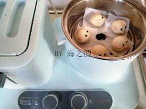 做好后，放在东菱早餐机的蒸屉上，在温暖处醒发15分钟（室温低可以在蒸锅里放热水，再放上蒸屉）。醒发好后，调到高档，把水烧开后转中小火蒸6分钟，蒸好后，关火焖3分钟再揭盖