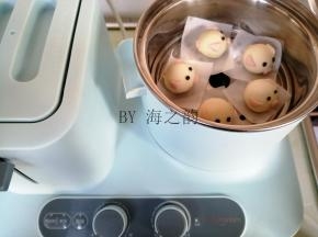 做好后，放在东菱早餐机的蒸屉上，在温暖处醒发15分钟（室温低可以在蒸锅里放热水，再放上蒸屉）。醒发好后，调到高档，把水烧开后转中小火蒸6分钟，蒸好后，关火焖3分钟再揭盖