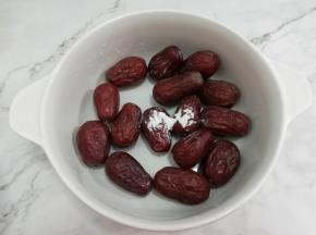 大枣放入碗中加入小苏打