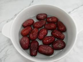 加入温水用手抓几下，然后浸泡五分钟