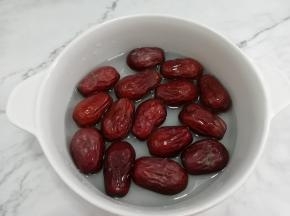 加入温水用手抓几下，然后浸泡五分钟