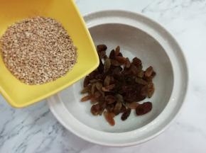 再把熟芝麻倒入