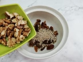 再把核桃倒入碗中