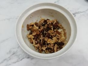 然后把它放入微波炉中高火叮三分钟，在搅拌均匀