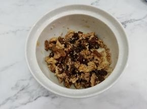 然后把它放入微波炉中高火叮三分钟，在搅拌均匀