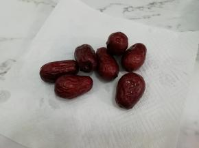 把洗干净的大枣放在厨房纸上，把水擦干