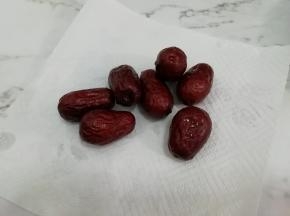 把洗干净的大枣放在厨房纸上，把水擦干