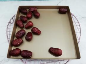 烤好的大枣取出晾一下
