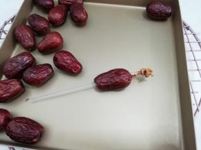 然后用吸管讲大枣胡取出